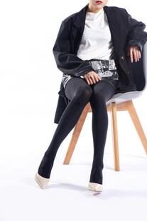 时尚女孩优雅坐姿穿搭展示