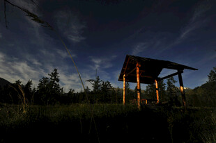 夜幕下的野外木质凉亭