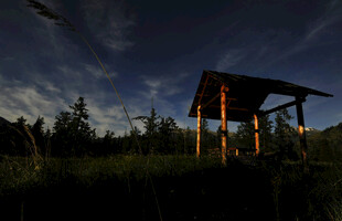 夜幕下的野外木质凉亭