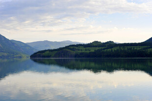宁静山水湖景倒影如画