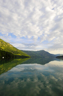 宁静山水湖景倒影如画