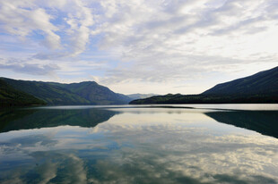 宁静山水湖景倒影画面