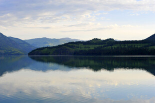 宁静山水湖景倒影图