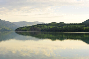 宁静湖景与山峦倒影