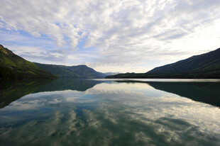 宁静山水湖景倒影如画