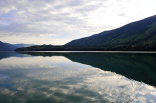 宁静山水湖面倒影美景