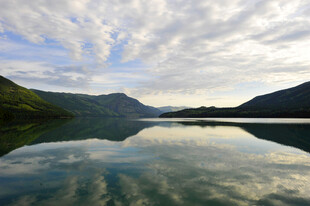 宁静山水湖景倒影画面