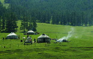 草原上的蒙古包与美景