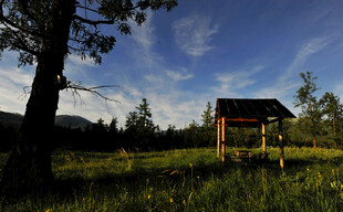 草原上的木屋与蓝天