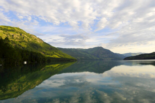 宁静山水湖景自然风光图