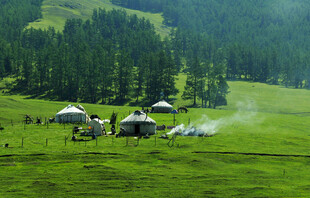 草原上的蒙古包与袅袅炊烟