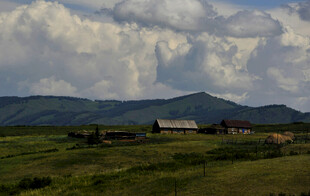 草原上的村落与远山
