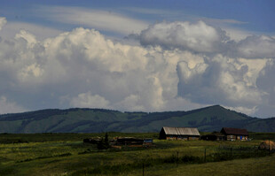 草原上的房屋与远山风景