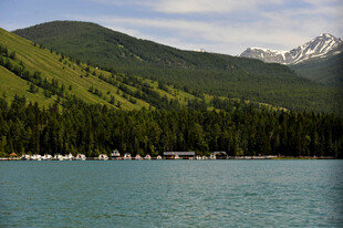 青山绿水间的静谧湖泊