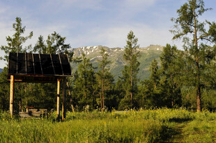 草原上的木质观景台