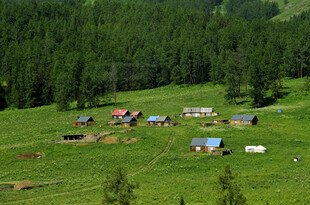 草原上的多彩乡村聚落