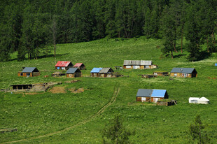 草原上的多彩牧居