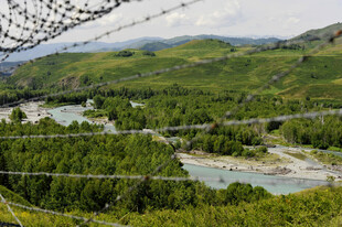 山间河谷的壮美自然景观