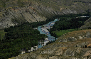 山间蜿蜒河流风景图