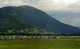 草原上的车队与远山