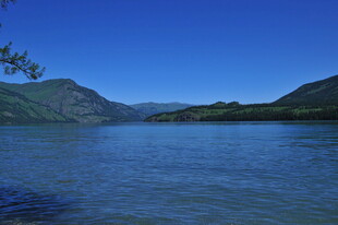 宁静山水间的澄澈湖泊