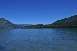 宁静山水间的澄澈湖泊