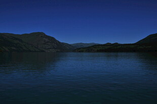 宁静湖景与远山暮色