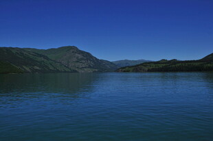 宁静湖景与远山