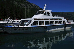 停泊在水面的豪华游艇