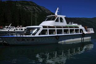 停泊在港湾的白色游艇