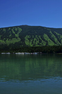 青山绿水间的静谧湖泊