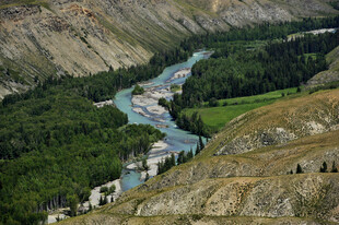 山间蜿蜒河流自然风光