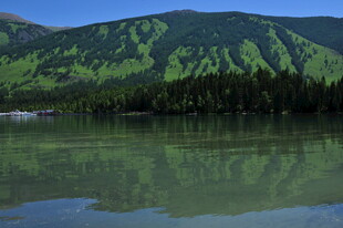 宁静湖景与葱郁山峦