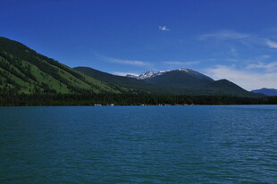 宁静湖景与远处青山