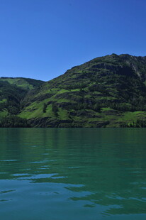 青山绿水间的宁静湖面