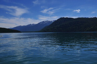 宁静湖景与远方山峦