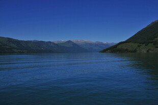 宁静山水间的蓝色湖面