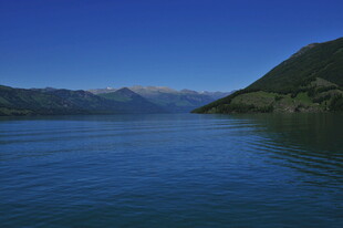 宁静湖景与远山相映