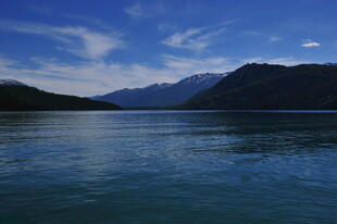 宁静湖景与远山