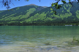 宁静湖畔青山景