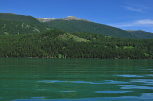 青山绿水间的静谧湖景