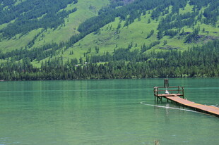 湖畔木栈道 青山绿水间