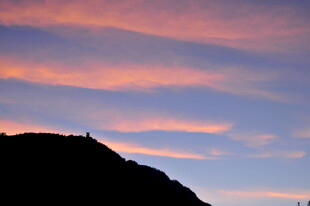 日落时分的山峦剪影