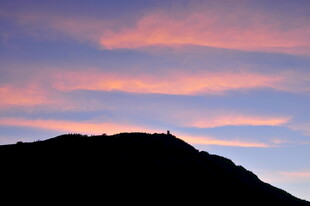 晚霞映照下的山峦剪影