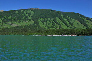 青山绿水间的宁静湖景
