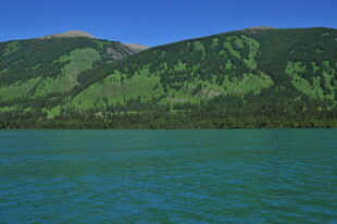 青山绿水间的静谧湖泊