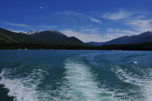 乘船游湖赏山水美景