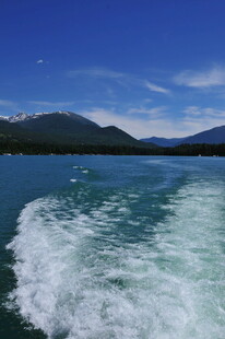 乘船赏景的碧波与浪花