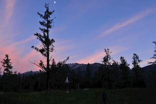 黄昏下的山林美景