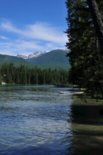 宁静河畔山林美景